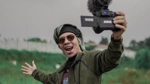 Ia menjadi pengusaha muda dan youtuber. Wah Ternyata Segini Omzet Dari Youtube Atta Halilintar