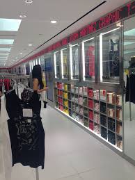 Uniqlo T Shirt Display And Merchandising Uniqlo Shirt Shop Merchandise