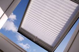 Im innenbereich können jalousien in der glasleiste, auf dem fensterflügel, in der fensternische oder maueröffnung, vor der fensternische, an der wand oder decke montiert werden. Verdunkelungsrollo Fur Dachfenster Ohne Bohren Infos Preisvergleich