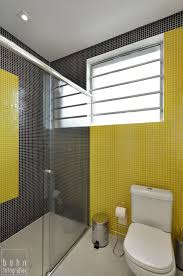 Banho Compartimentado Acabamentos Em Pastilha De Vidro Preta E Amarela Com Detalhe Diferenciado No Box Pi Pastilhas De Vidro Ideias De Decoracao Quarto Banho