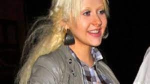 Die haare hängen locker im gesicht und der mund ist leicht. Hot Topic Star Gossip Der Woche