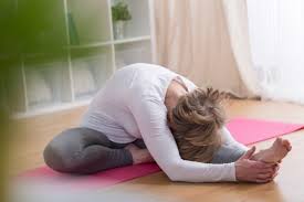 Hacer yoga es mucho más que mover el cuerpo, flexibilizarlo, escucharlo. Trucos Para Hacer Yoga En Casa Sin Instructor Ingredientes Que Suman
