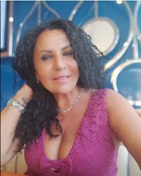 Soy Laura, de Alicante. Busco una relación seria, donde el amor y la  sinceridad sean lo más importante. ¿Eres tú esa persona?