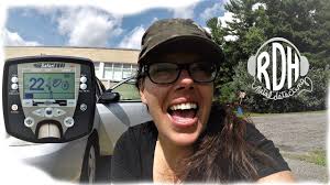 Now you can detect for longer by using the rechargeable battery as your main power source, and keep the aa pack as a backup. I Try The Minelab Safari Metal Detector For The First Time With Review Youtube