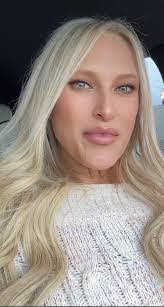 Tana Lindsey's Instagram, Twitter & Facebook