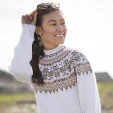 Kanskje verdens deiligste overdel fra levete room! Strikk The Look Hvit Fryd Genser Strikkemani