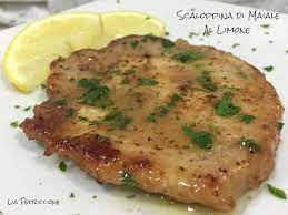 Si cuoce la carne e una volta tolta dalla padella si stempera il fondo di cottura con il vino bianco. Scaloppine Di Maiale Al Limone A Tavola Con Lia