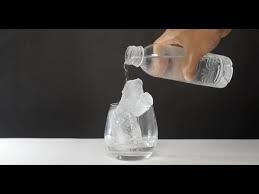Qualche mese fa, un vigile del fuoco argentino ha pubblicato su facebook un video in cui è possibile vedere che molte delle mascherine realizzate in casa (ma ma c'è un semplice esperimento da fare a casa per vedere se la propria mascherina funziona oppure no; 10 Esperimenti Incredibili Con L Acqua Da Fare A Casa Lascerete Tutti Senza Parole Youtube