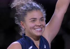 Emiliana Arango wins the first set 4-6