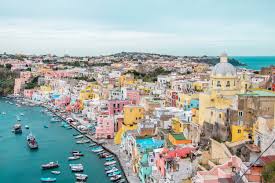 Chcesz zobaczyć co dzieje się teraz neapol? Procida Kolorowa Sasiadka Neapolu Bele Kaj
