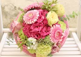 Carte premiu sfarsit de an scolar data limita depunere oferta: Buchet De Flori Pentru Inceput Sfarsit De An Scolar Cu Trandafiri Hortensie Gerbera Mathiola Si Eucalipt