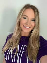 Robyn Mackey's Instagram, Twitter & Facebook