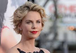 Une coupe de cheveux courts demande un entretien régulier lorsqu'il s'agit de la repousse. Coupe Courte Comment Charlize Theron Gere La Repousse Elle