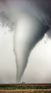 (1655) de l'espagnol tornado, dérivé du verbe tornar, « tourner », via l'anglais. La Tornade Un Tourbillon Innaretable