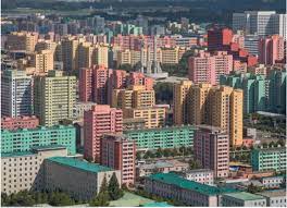 A coreia do norte é um país formado através da divisão da antiga coreia, fragmentada, em 1948, conforme os interesses geopolíticos dos estados unidos e da união das repúblicas socialistas soviéticas (urss), dando origem à república democrática popular da coreia (coria do norte) e a república da coreia (coreia do sul). O Que A Arquitetura Da Coreia Do Norte Nos Diz Sobre Seu Regime Politico Archdaily Brasil