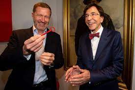 Elio di rupo zoon van een italiaanse imigrant favoriete romeinse figuur eerste minister van belgië hadrianus. Magnette Heeft Een Regionale Reflex Die Di Rupo Helemaal Vreemd Was Belgie Knack