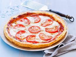 Decouvrez La Recette Tarte A La Tomate Et A La Mozzarella Sur Cuisineactuelle Fr Recettes De Cuisine Tarte Tomate Recette