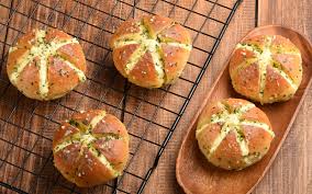 Menu satu ini diperkenalkan pertama kalinya oleh bangsa italia. Resep Korean Garlic Cheese Bread Yang Sedang Viral