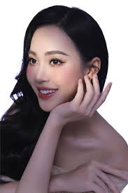 Sao Việt 28/7: Phan Hiển hiếm hoi chia sẻ về người ba doanh nhân kín tiếng;  Em gái Lý Hùng mặc váy cưới ở tuổi U50