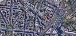 Bahnhofsmission berlin zoologischer garten, berlin. Auto Fahrt Beim Berliner Bahnhof Zoo In Eine Menschenmenge Radio Top