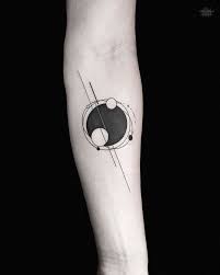Black And White Turkey Tattoo Artist Inspired By Nature And Geometric Shapes Creates Perfect Minimalist Tattoos Minimalist Tattoo Simplistic Tattoos Geometric Tattoo