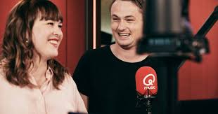 Xavier taveirne tot kerstmis buiten strijd met infectie aan het strottenhoofd: Djs Qmusic Martin And Dorothy Give Away Cars In Honor Of Their 1 000th Radio Show