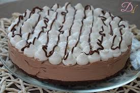 La ricetta di oggi è un delizioso tiramisù alla stracciatella che si prepara in poco tempo e che non è neppure troppo complicato da costruire. Gelati