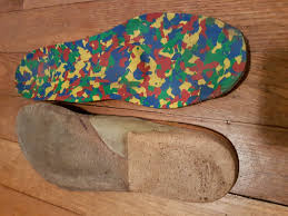 Il se produit une aponévrosite plantaire (aussi nommée fasciite plantaire) quand le ligament plat du pied qui passe entre le talon et la voute plantaire est entortillé. Weblog De Philippe Roux Comprendre L Aponevrosite Plantaire