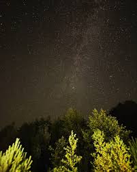 Ось покотилась одна, аж на самий небосхил. Fotograf Pokazav Zoryane Nebo Nad Staroyu Vizhivkoyu