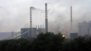 Ex ilva, a taranto protesta per la proroga dell'altoforno: Un Ordinanza Spegne L Ilva Il Sindaco Di Taranto Detta L Ultimatum Ad Arcelormittal