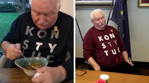 Prezydent rzeczypospolitej polskiej od 1990 do r 1995 roku. Lech Walesa Szuka Pracy Z Torbami Pojde Bede Pod Kosciolem Zbieral