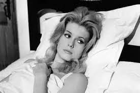 Elle est la voix de la princesse dans u et obtient le prix de la meilleure jeune actrice (prix marcello mastroianni remis par catherine deneuve) à la mostra de venise 2006 pour son rôle dans l'intouchable de benoît jacquot. Catherine Deneuve Ses Photos Quand Elle Etait Jeune