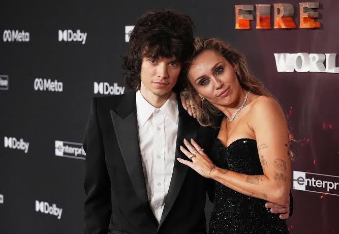 Miley Cyrus đính hôn với bạn trai kém tuổi