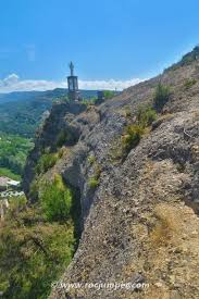 La vivienda más representativa tiene de 40 a 60 m2 y se construyó antes de 1960. Via Ferrata Pena Del Morral K2 Graus Huesca Rocjumper