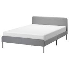Un modello come il brimnes, nelle sue molteplici varianti, si presta ad esempio sia ad essere interpretato come vero e proprio letto che come divano. Slattum Struttura Letto Imbottita Knisa Grigio Chiaro 160x200 Cm Ikea It