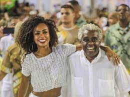 Jonathan azevedo, emocionado, entre kaysar dadour e dandara mariana na final do 'dança dos famosos 2019' — foto: Filha Do Saci Atriz Se Emociona Com Homenagem Ao Sitio Em Verao 90 22 05 2019 Uol Tv E Famosos