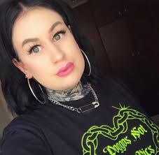 Lauren Petrie's Instagram, Twitter & Facebook