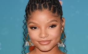 La Sirenetta, Halle Bailey mostra la nuova bambola di Ariel