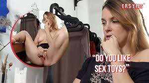 Ersties - Une Irina sexy se doigte la chatte humide en regardant du porno