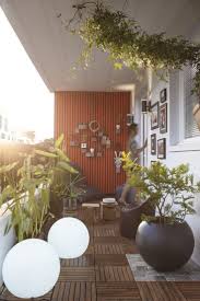 Even Apartment Balcony Decor Can Be Smooth And Sophisticated Patio Garten Balkondekoration Wohnung Balkon Dekoration