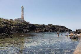 Valuta attrazioni e luoghi da vedere a ustica o nei dintorni, itinerari naturalistici, enogastronomici e culturali, visite a musei e luoghi storici. Una Delle Poche Spiagge Attrezzate Di Ustica Recensioni Su Il Faro Solarium Ustica Tripadvisor