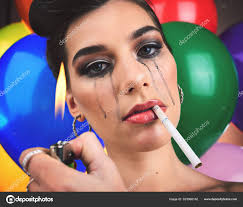 Wanita Yang Menangis Rokok Dan Balon Dengan Psikologi Kesehatan Mental —  Foto Stok © PeopleImages.com #623968182