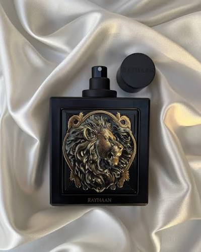 Rayhaan Lion by @rayhaan.perfumes @rayhaanperfumes.ng Top notes : Sage, Lavender, Pink peppercorn, Bergamot Middle notes : Cinnamon, Caramel, Patchouli Base notes : Vanilla, Amber, Musk and Tonka bean This opens up minty,