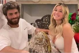 Ünlü oyuncu can yaman bir süredir aşk yaşadığı ve şubat ayında evlenme teklifi ettiği diletta leotta ile tatile çıktı. Can Yaman In Sevgilisi Diletta Leotta Ev Halini Paylasti Bursada Bugun Bursa Bursa Haber Bursa Haberi Bursa Haberleri Bursa