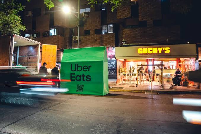 Uber Eats &ldquo;đ&oacute;ng g&oacute;i&rdquo; nh&agrave; h&agrave;ng trong t&uacute;i giao h&agrave;ng khổng lồ trong chiến dịch OOH tại C&oacute;rdoba