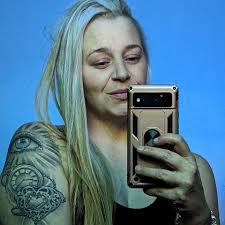 This is so dull, I didn't even notice or get a photo. Rear Ford badges....  How is every one I see, pealing, scratched and most of the word missing?  I'd understand if