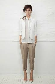 Homme en chemise à manches longues blanche et pantalon beige assis sur un canapé gris. Epingle Sur Mode Femme
