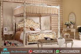 Desain terbaru produk furniture kamar tidur yang memiliki tampilan klasik mewah modern untuk menghiasi ruang kamar tidur rumah bergaya klasik mewah, produk furniture jepara yang dikerjakan oleh tenaga ahli dalam bidang mebel sehingga selalu teliti dalam setiap prosesnya dari mulai proses. Set Tempat Tidur Kanopi Ukiran Mebel Jepara Klasik Mewah Terbaru Ikea Kt 194 Zahra Furniture