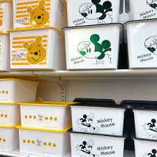 ディズニーグッズが続々と登場しているダイソーから 待望の 収納ボックス が新しく仲間入りしました ミッキーマウスとくまのプーさんの2つのキャラクター どちらにしようか迷っちゃう 浅型スクエア収納 おもちゃ 収納 100均 収納ボックス 100均 ダイソー 収納