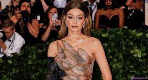 In november 2014, hadid made her debut in the top 50 models ranking at models.com. Ø¹Ù„Ù‰ Ø§Ù„Ø±ØºÙ… Ù…Ù† Ø§Ù„Ø¹Ø±ÙŠ ÙˆØ§Ù„ÙØ¶Ø§Ø¦Ø­ Ø¬ÙŠØ¬ÙŠ Ø­Ø¯ÙŠØ¯ Ù„Ø§ ØªÙ†ÙƒØ± Ø§Ø³Ù„Ø§Ù…Ù‡Ø§ ÙˆÙ…Ø¨Ø§Ù„Øº ÙƒØ¨ÙŠØ±Ø© ØªØªÙ‚Ø§Ø¶Ø§Ù‡Ø§ Ù…Ù‚Ø§Ø¨Ù„ Ø®Ø¯Ù…Ø§ØªÙ‡Ø§
